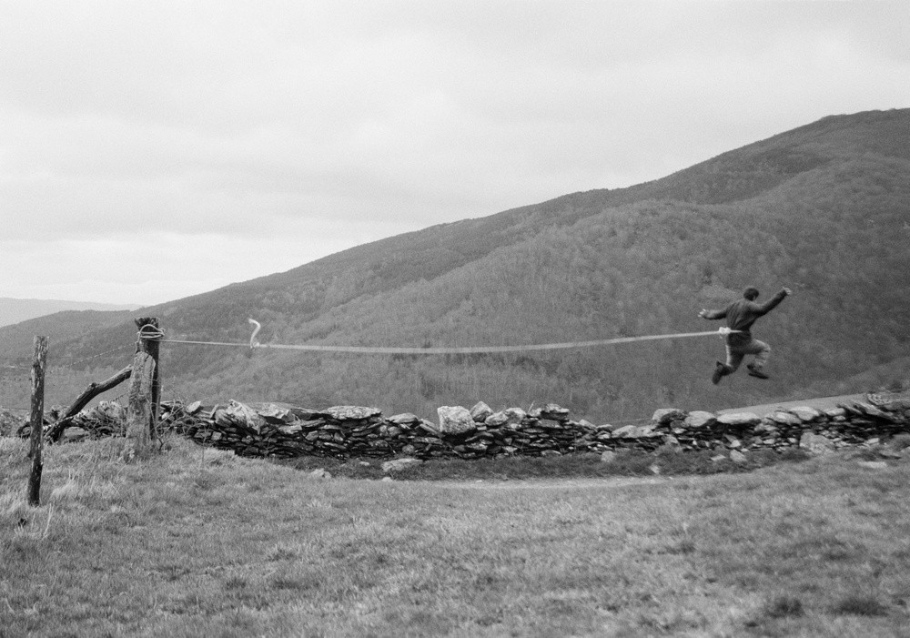 Pelen Lucien « Saut à la corde » 2003. Photographie 130 x 195 cm. Collection Frac LR.