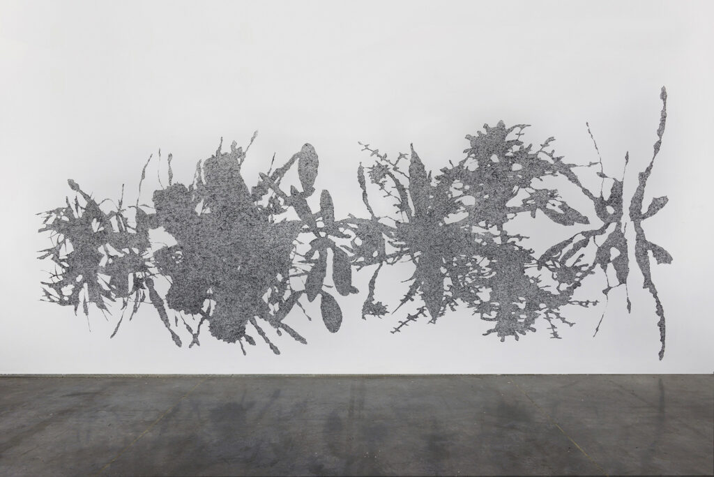 Bernhard Rüdiger, XXe Fin - Cry, 2002-2015, dessin mural, craie grasse. Vue de l'exposition au Frac Languedoc-Roussillon. Photo Pierre Schwartz