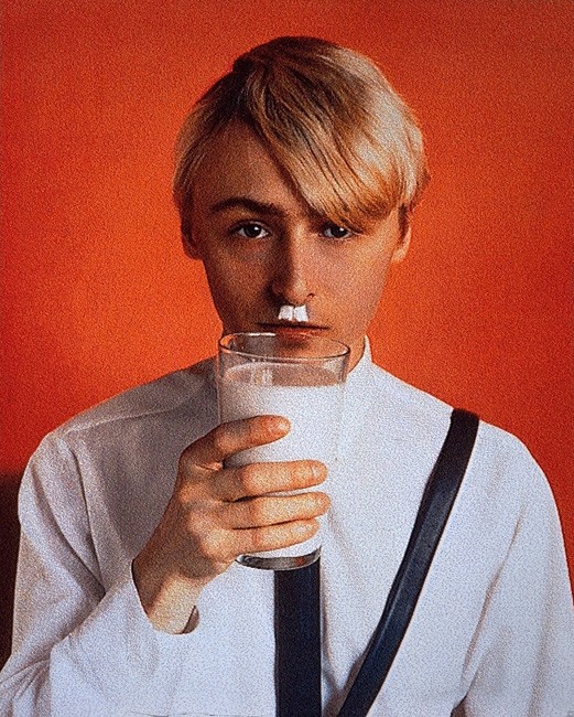 General Idea, Nazi Milk, 1979-1990, projection de laque sur vinyl, 225 x 160 cm. Collection Frac Occitanie Montpellier