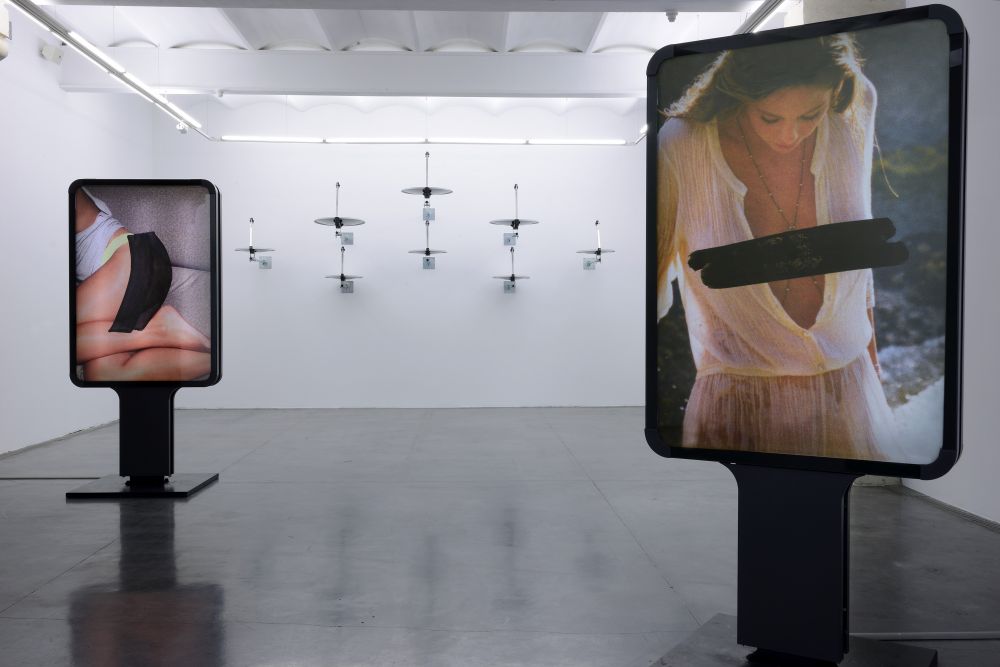 Vue de l’exposition DRESSCODE, Hamid Maghraoui, au Frac LR, 2016. Photo P.Schwartz