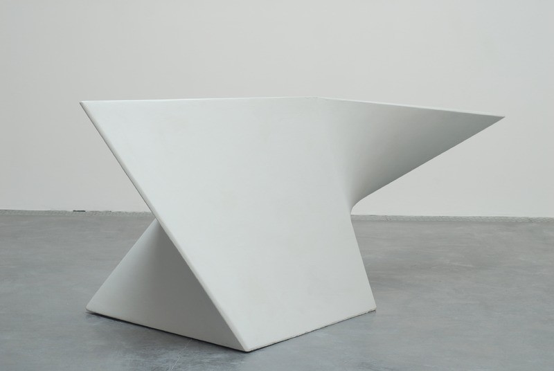 Tjeerd Alkema, 1 mètre cube - Polyèdre anamorphique, 1998-2010, contreplaqué, acier, polyester, acrylique, 120 x 143 x 275 cm. Collection Frac Languedoc-Roussillon