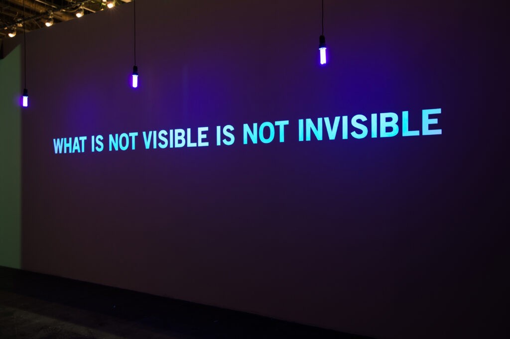 Vue de l’exposition « What is not visible is not invisible » (7.10.2016 – 19.02.2017), Les collections des FRAC au National Museum de Singapour, National Heritage Board. Photo Courtesy of National Museum of Singapore, National Heritage Board