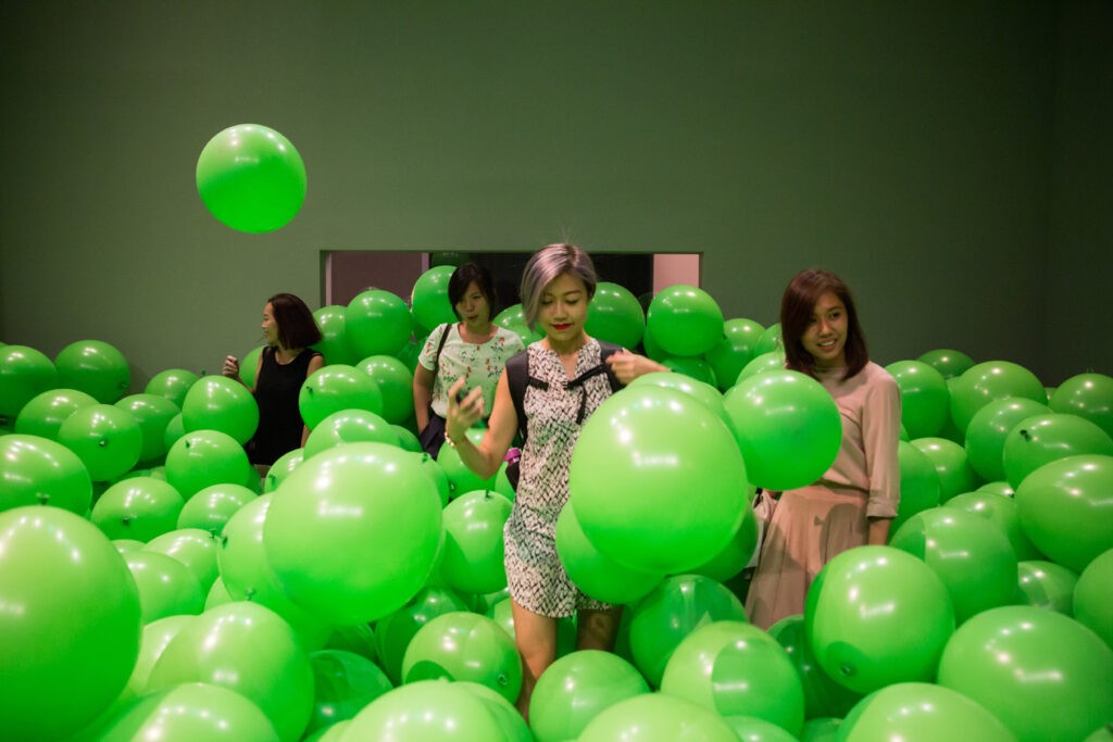 Martin Creed, Work n°262. Half the air in a Given Space, 2001. Collection Frac Occitanie Montpellier. Vue de l’exposition « What is not visible is not invisible » (7.10.2016 – 19.02.2017), Les collections des FRAC au National Museum de Singapour, National Heritage Board. Photo Courtesy of National Museum of Singapore, National Heritage Board