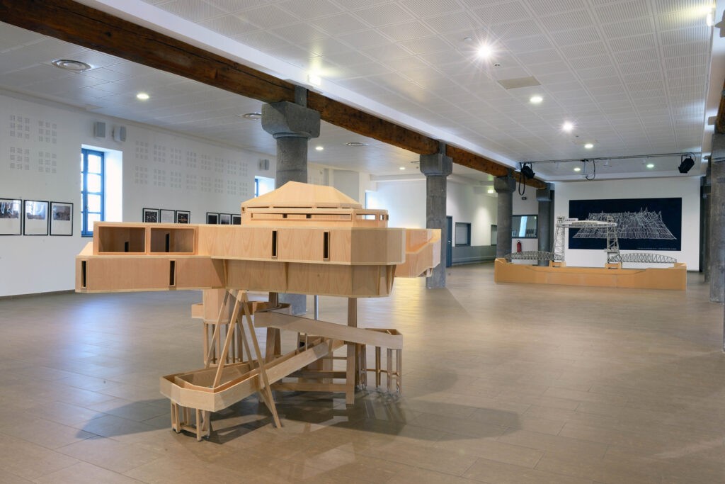 Vue de l'exposition Entre terre et mer, Moulin des Évêques, Agde. Photo Pierre Schwartz