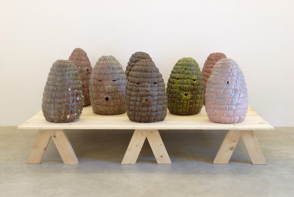 Johan Creten, Les Arnie / Les Ruches, 1997, terracota émaillée - Collection Frac Occitanie Montpellier. © Adagp, Paris 2022
