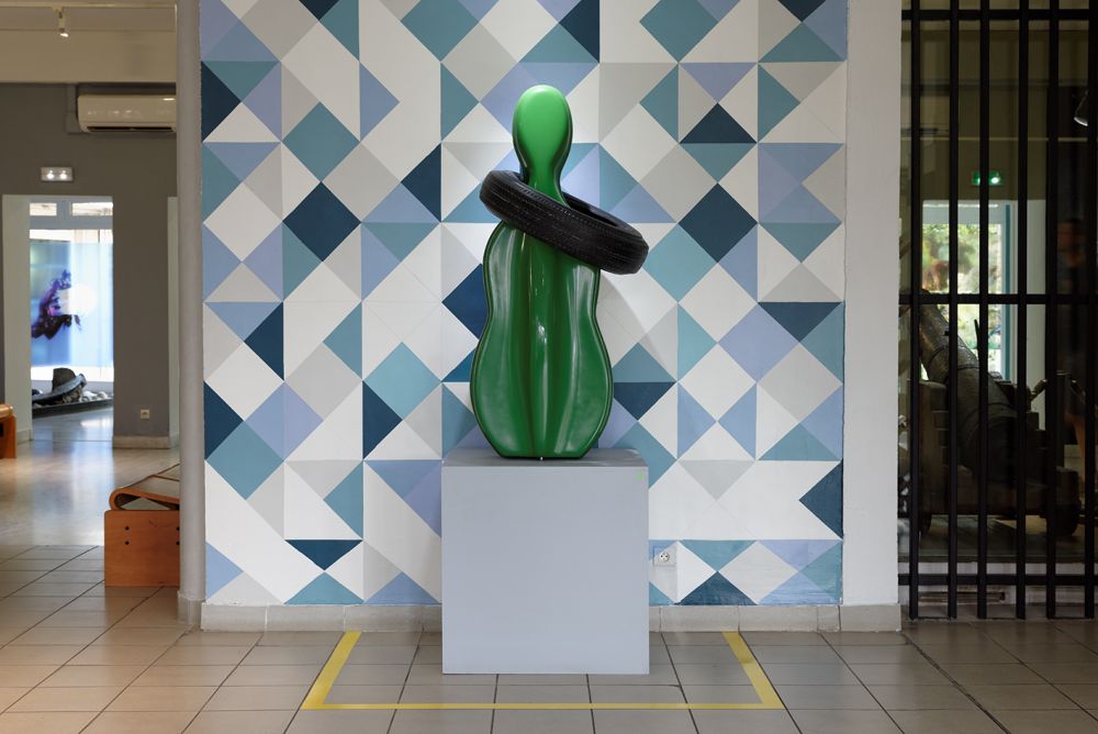 Etienne Bossut, Collier, 2007, moulage d'un pneu posé sur celui d'un étui de violoncelle, résine polyester, 135 x 65 x 65 cm. Collection Frac OM. Photo Christian Perez