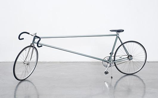Charles Lopez, Bicyclette, 2003, métal, tissus, plastique, caoutchouc. Collection et Photo Frac Languedoc-Roussillon.