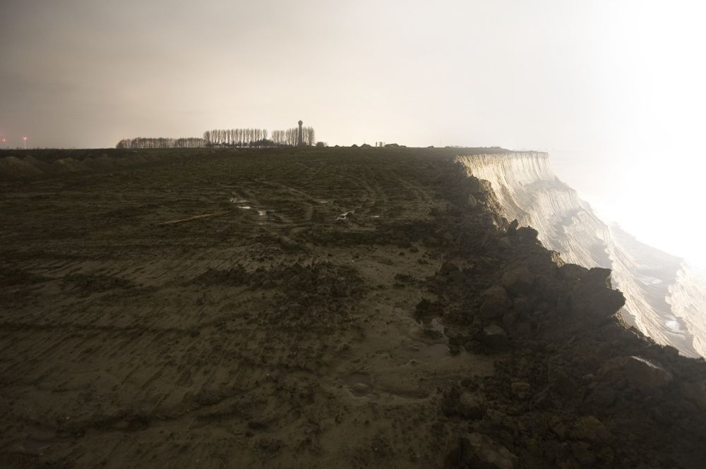 Le lumineux secret Une grande ombre me gobait Je marchais sur l’autoroute abandonnée Nuit profonde vers Ce trou de chantier J’avançais Moi et ces immenses piliers Un château d’eau et des éoliennes J’arrivais enfin au bout La falaise en majesté Me montrait ce qu’elle cachait Yann, 2018 Élèves de 1er L au Lycée Docteur Lacroix, Narbonne Œuvre : 08.12.2008 – 23h36, 2018 de la série « about : blank » - Digigraphie, tirage jet d’encre sur papier Ultrasmooth - Contrecollé sur dibond, 59 x 41 cm - Collection FRAC Occitanie Montpellier