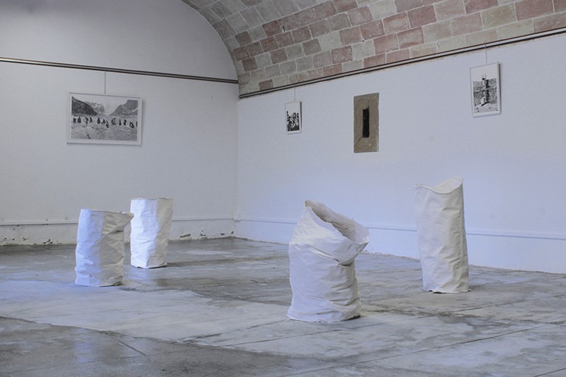 Marion Chambinaud (sculptures) et Rebecca Brueder, Une terre deux fois silencieuse, 2019. Photo des artistes