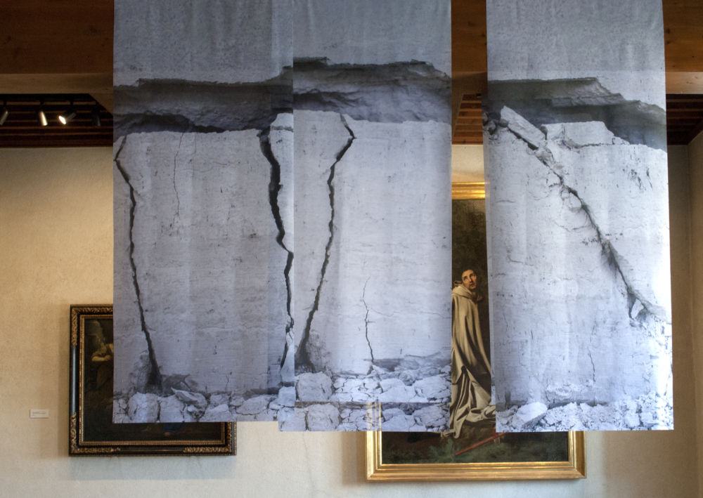 Éléna Salah, Le Couronnement des falaises, tirages sur tissus, 500*250 cm, 2020 – Musée Pierre-de-Luxembourg, Villeneuve lez Avignon - Photo É. Salah
