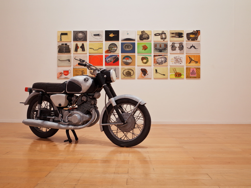 Conrad Bakker, Untitled Project:Honda CB77 Superhawk, 2014, huile sur bois sculpté, 110 x 76 x 200 cm - Collection Frac Occitanie Montpellier. Photo C. Perez
