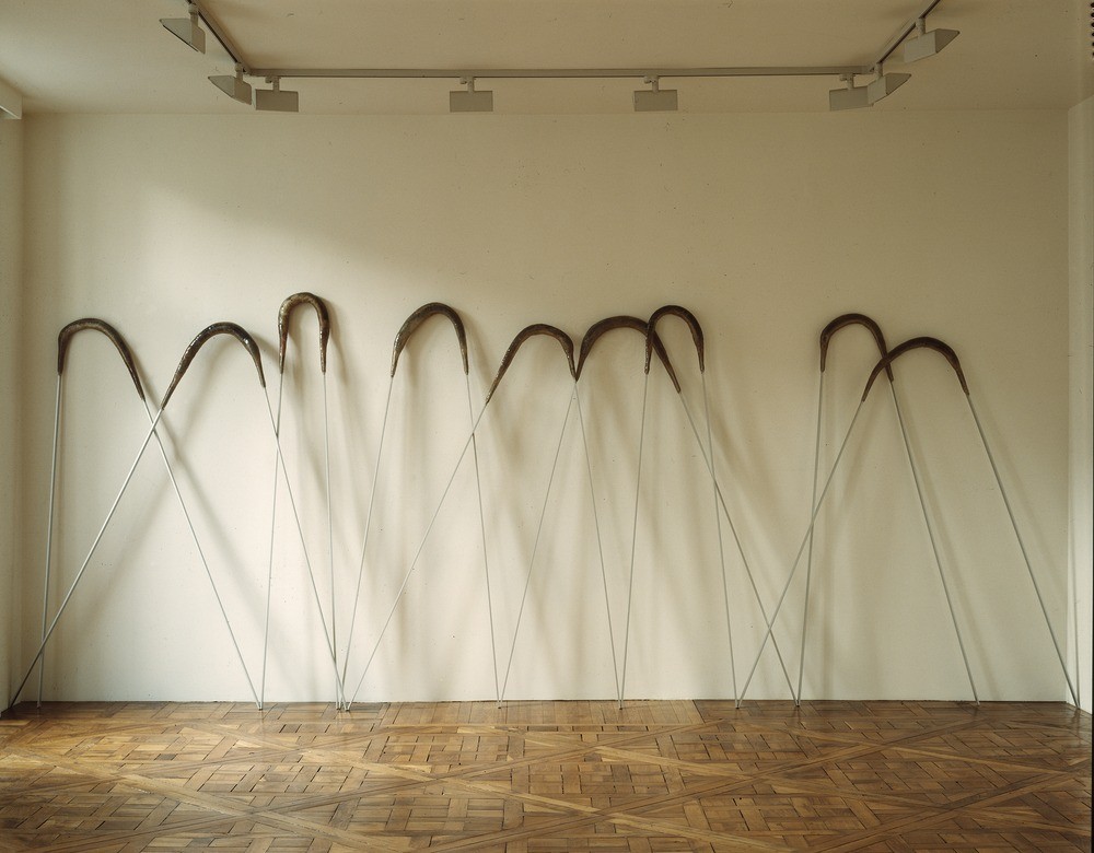 Toni Grand, Sans titre, 25 novembre 1989, anguilles, stratifié et aluminium, 230 x 600 x 15 cm. Collection Frac Occitanie Montpellier - Photo Antoine Grand. © Adagp, Paris 2021