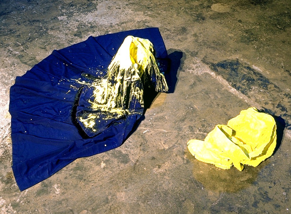 Jean-Michel Othoniel, Trois Étoiles, Passe au Fumoir, 1992, manteau, chaussures et pantalon soufrés, 56 x 180 x 200 cm - Collection Frac Occitanie Montpellier - Photo Jean-Luc Fournier. © Adagp, Paris 2023