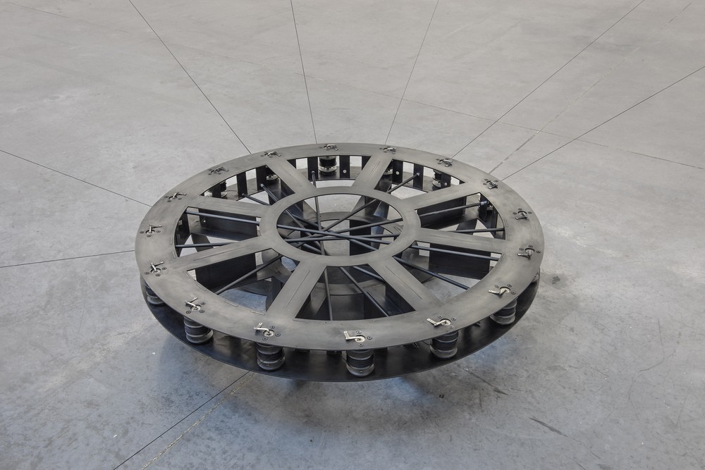 Jennifer Caubet, O - Coordonnées en projection, 2015, acier, flèches en carbonne, fils et roulements à bille, 31 x 95 x 95 cm. Collection Frac Occitanie Montpellier - Photo Pierre Schwartz. © Adagp, Paris 2021