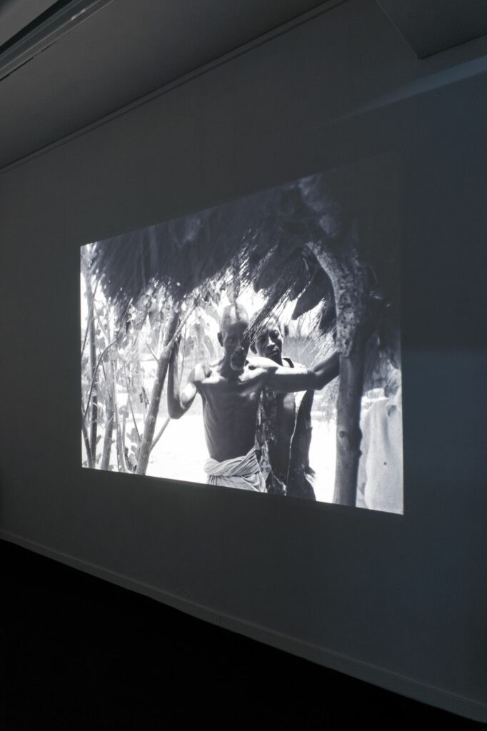 Mathieu Kleyebe Abonnenc, Préface à Des fusils pour Banta, 2011, installation photographique - Collection Frac Occitanie Montpellier