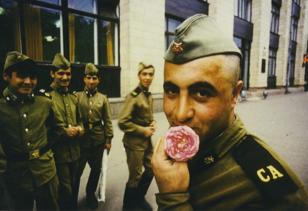 Boris Mikhaïlov, Red Series, 1968-1995, photographie couleur, 32 x (24 x 30 cm) - Collection Frac Occitanie Montpellier