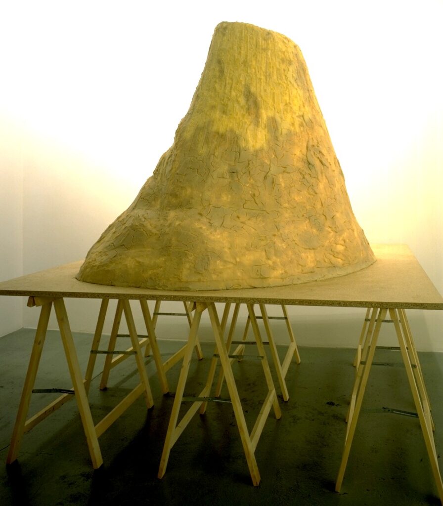 David Vincent, Devil Tower 2, 1995, moule en polystyrène et purée de pomme de terre, 110 x 145 x 180 cm - Collection Frac Occitanie Montpellier. Photo Galerie Roger Pailhas