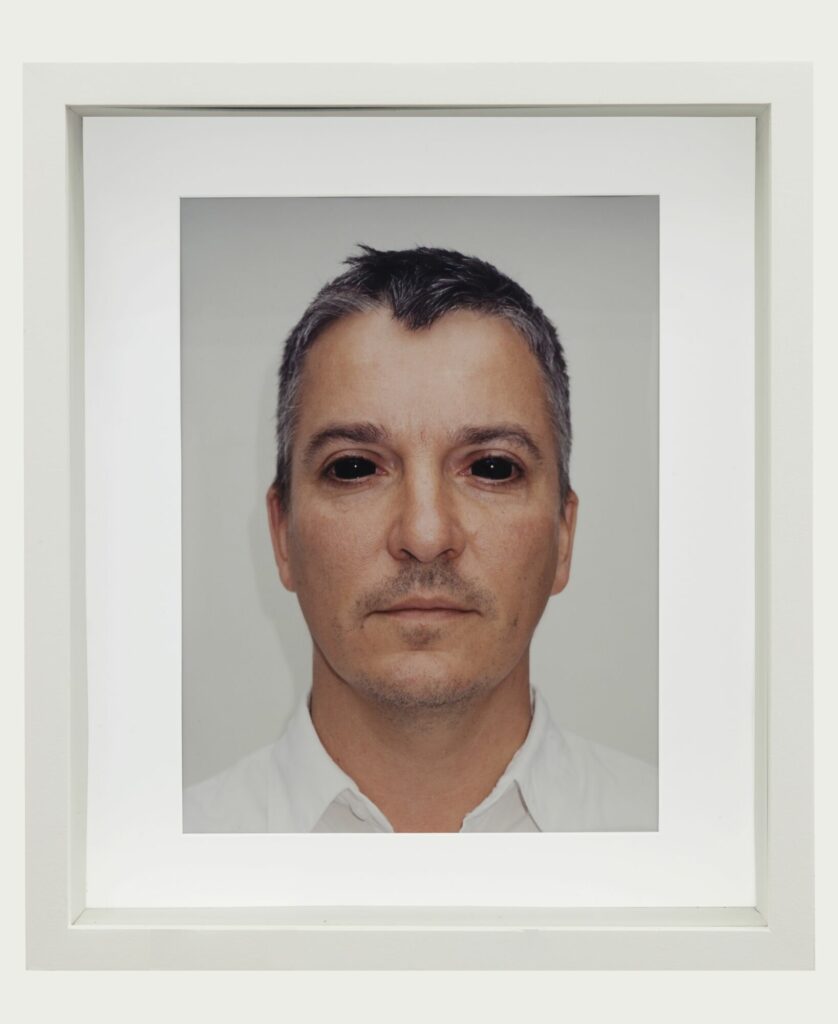 Graham Gussin, Know Nothing, Self portrait as X-The man with X-ray Eyes, 2003, photographie, 52 x 42 cm - Collection Frac Occitanie Montpellier. Photo Pierre Schwartz