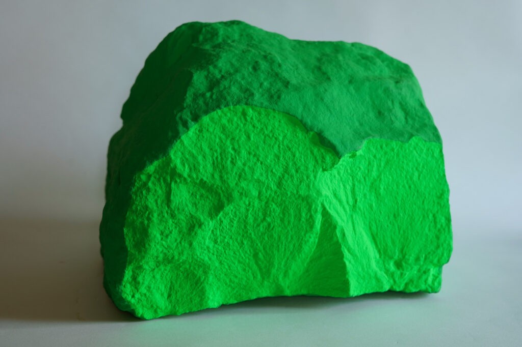Valérie du Chéné, Le ton monte, de la série Les Dormantes, 2021, acrylique sur calcaire 27,6 kg. Photo : Victor Charrier 2022