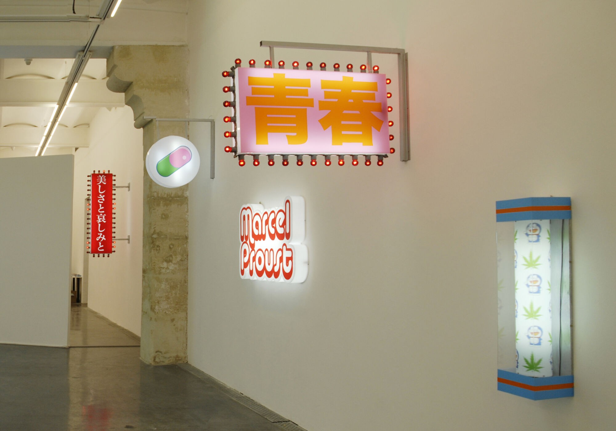 Hsia Fei Chang, Urumqi, 2006, dix enseignes lumineuses, PVC, adhésif, néons, câbles - Collection Frac Occitanie Montpellier