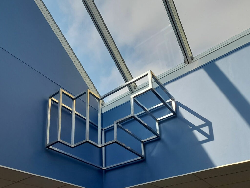 Suzy Lelièvre, Escale, 2022, aluminium et mur peint, 1 m 25 x 1 m 25 x 75 cm - Production Frac Occitanie Montpellier et Lycée Jacques-Ruffié à Limoux - Fabrication Lenaick Predon. Photo Véronique Gardair