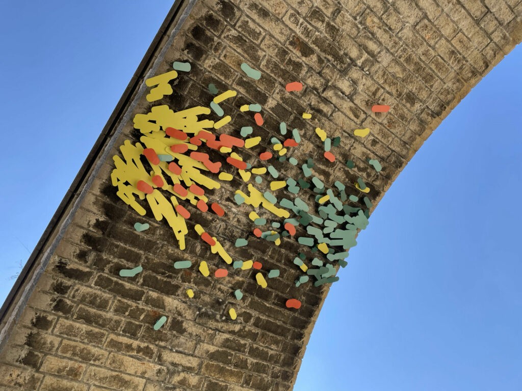 Pablo Garcia, Plus haut, 2022 - Installation sous le pont de Bel-Air, Capestang, dans le cadre d'Horizons d'eaux #6 - © Pablo Garcia et Frac Occitanie Montpellier . Photo P. Garcia