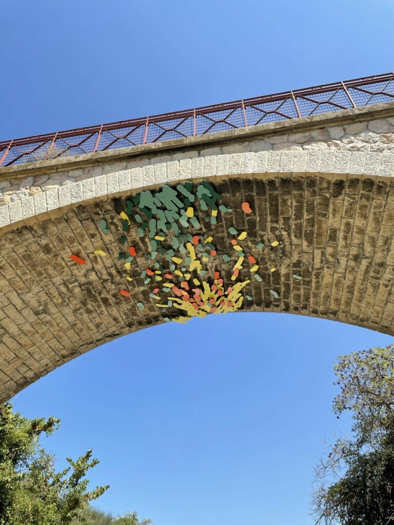 Pablo Garcia, Plus haut, 2022 - Installation sous le pont de Bel-Air, Capestang, dans le cadre d'Horizons d'eaux #6 - © Pablo Garcia et Frac Occitanie Montpellier . Photo P. Garcia