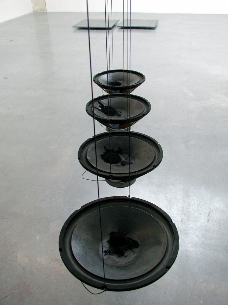 Rolf Julius, Four Large Black (Quatre Grands Noirs), 2004, installation sonore (haut-parleurs, câbles, pigment, son), dimensions variables - Collection Frac Occitanie Montpellier. Photo C. Perez. © Adagp, Paris 2023