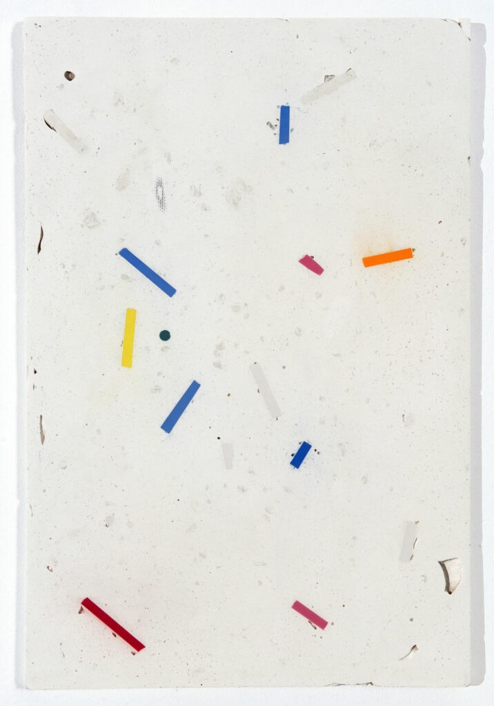 Jean-Adrien Arzilier, Concrétion (série n°1 - 12 pièces), 2015, bâtonnets de craie et plâtre 40 x 60 cm. Collection Frac Occitanie Montpellier