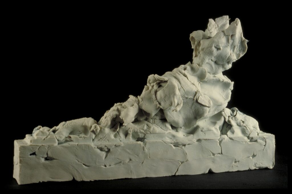 Alain Bresson, Sans titre, 1984, sculpture (porcelaine avec traces d’oxyde bleu), 26 x 41 x 9 cm - Collection Frac Occitanie Montpellier. © SAIF