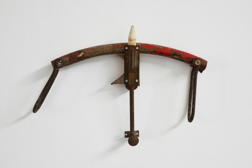 Daniel Dezeuze, Arc, 1989-1990, sculpture murale (bois, fer et matériaux divers), 40 x 75 x 10 cm - Collection Frac Occitanie Montpellier. © Adagp, Paris 2023
