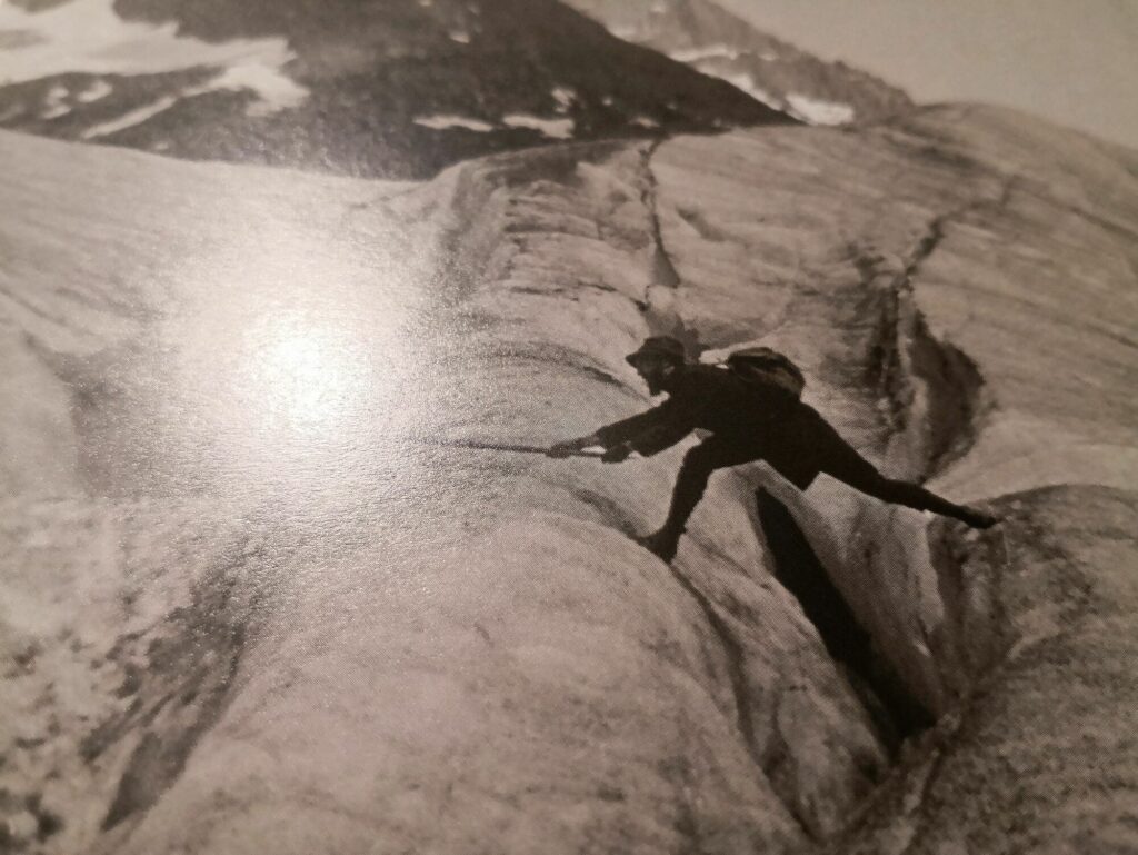 Isabelle Giovacchini, Les Alpes fantastiques, 2020, 14 tirages lambda, 13,5 x 18 cm, et un tirage lambda 30 x 40 cm - Collection Frac Occitanie Montpellier. © Adagp, Paris 2023