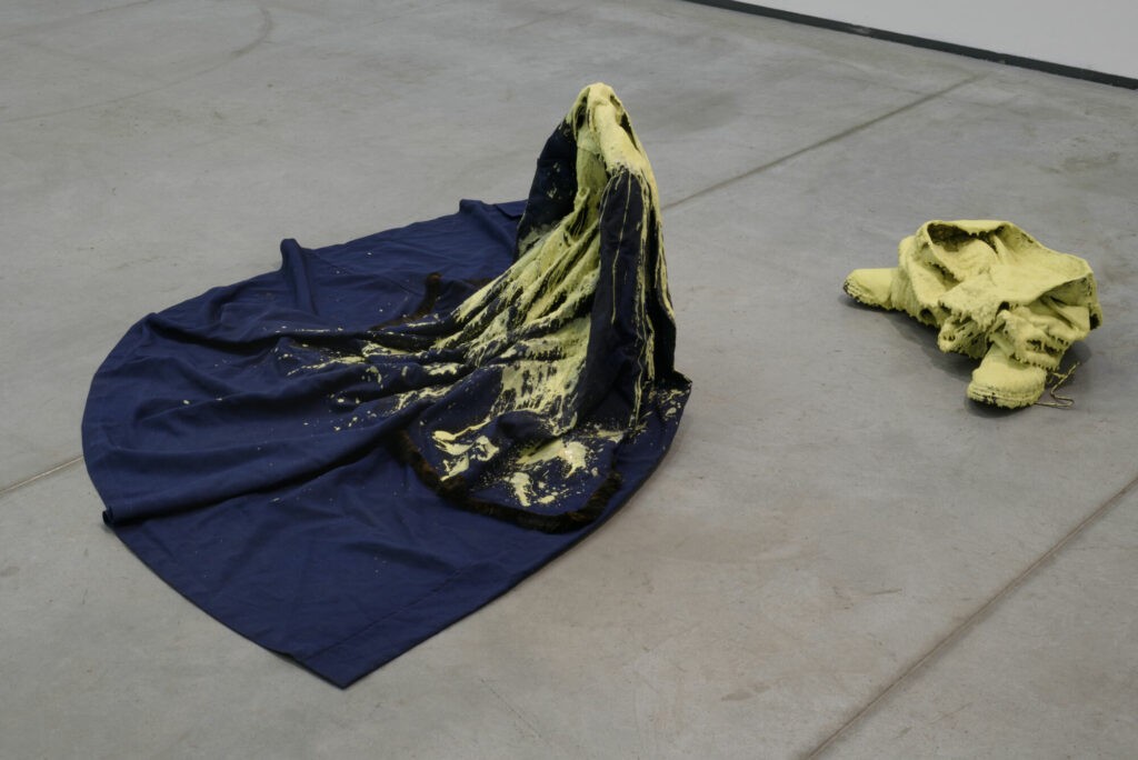 Jean-Michel Othoniel - Vue de l’exposition SOL! LA BIENNALE DU TERRITOIRE #2 - SOLEIL TRISTE, MO.CO. Panacée, 2023 2024. Photo MoCo/Pauline Rosen-Cros