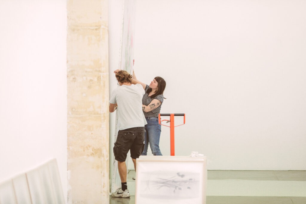 Alice et Gregory Forstner durant le montage de l’exposition de l’artiste au Frac. Photo Laurent Vilarem 2021