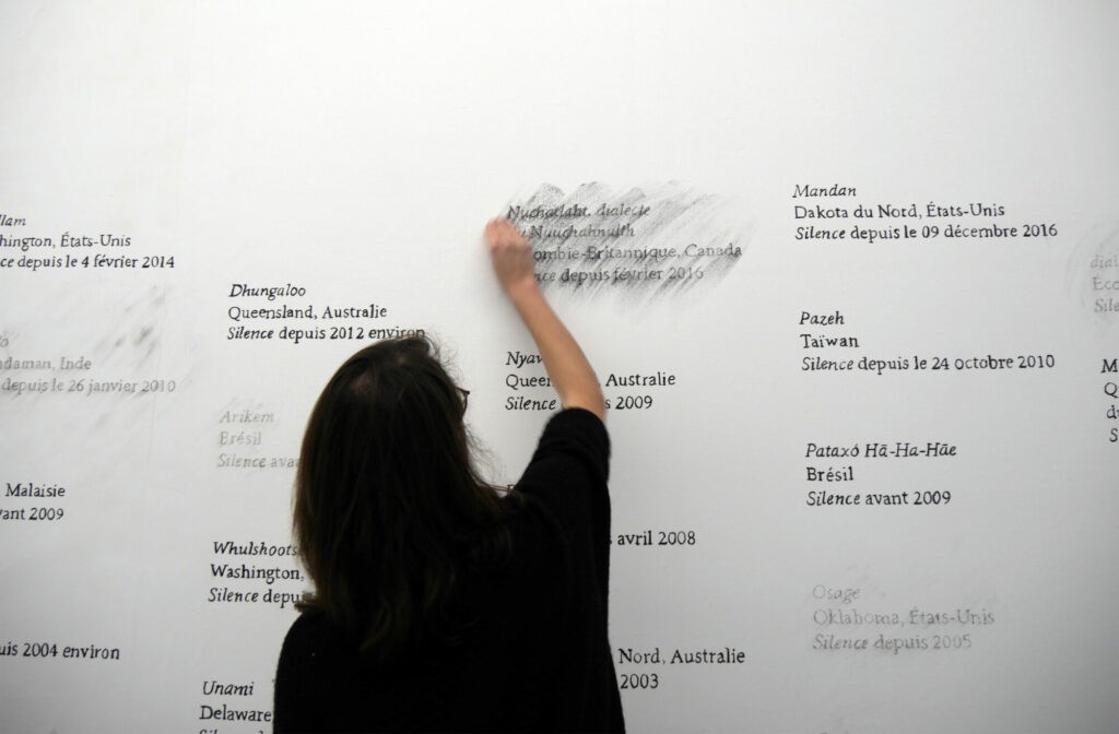 Marianne Mispelaëre, Bibliothèque des silences (vue de la performance), 2017, dessin mural in situ au fusain, dimensions variables - Collection Frac Occitanie Montpellier. Photo Marianne Mispelaëre. © Adagp, Paris 2024