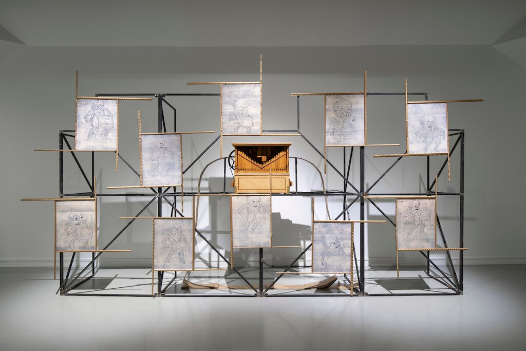 Mathis Collins, L’·ES ANIMATEUR·TRICES, 2022, installation (orgue de Barbarie, bois, gravure sur bois), 200 x 400 cm - Collection Frac Occitanie Montpellier. Photo LAAC Dunkerque