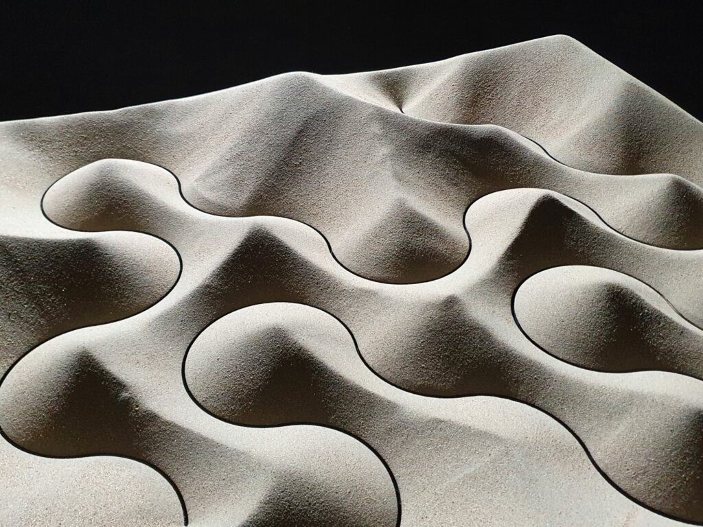 Suzy Lelièvre, Truchet (Les Trois Digues), 2022, sculpture en sable te bois, 200 x 200 cm - Frac Occitanie Montpellier. Photo Suzy Lelièvre. © Adagp, Paris 2024