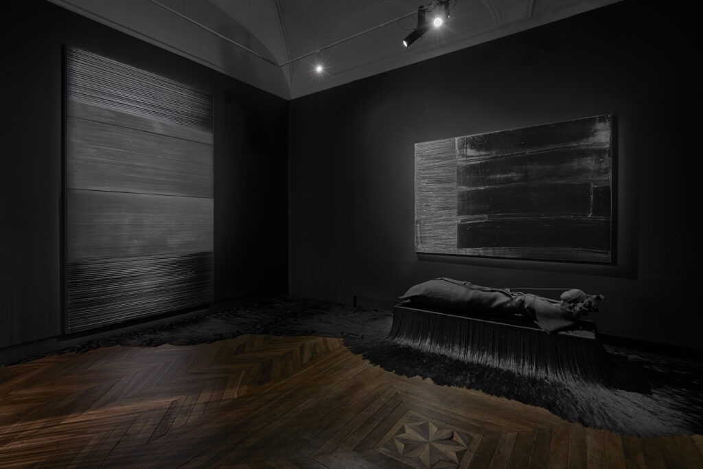 Jeanne Vicerial & Pierre Soulages, Avant de voir le jour. © Contemporaine de Nîmes, Jeanne Vicerial, Adagp, Paris 2024 et TEMPLON, Paris – Bruxelles – New York & Pierre Soulages. Photo © JC Lett