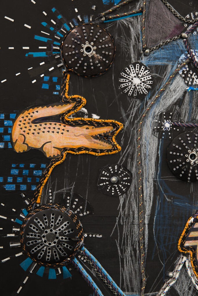 Anna Solal, La Balayeuse (détail), 2023, dessin : collage, pommeau de douche, papier, papier métallisé, images imprimées, crayons de couleur, corde, colle, 200 x 120,5 x 3,5 cm. Photo Élise Ortiou Campion - © Adagp, Paris 2024