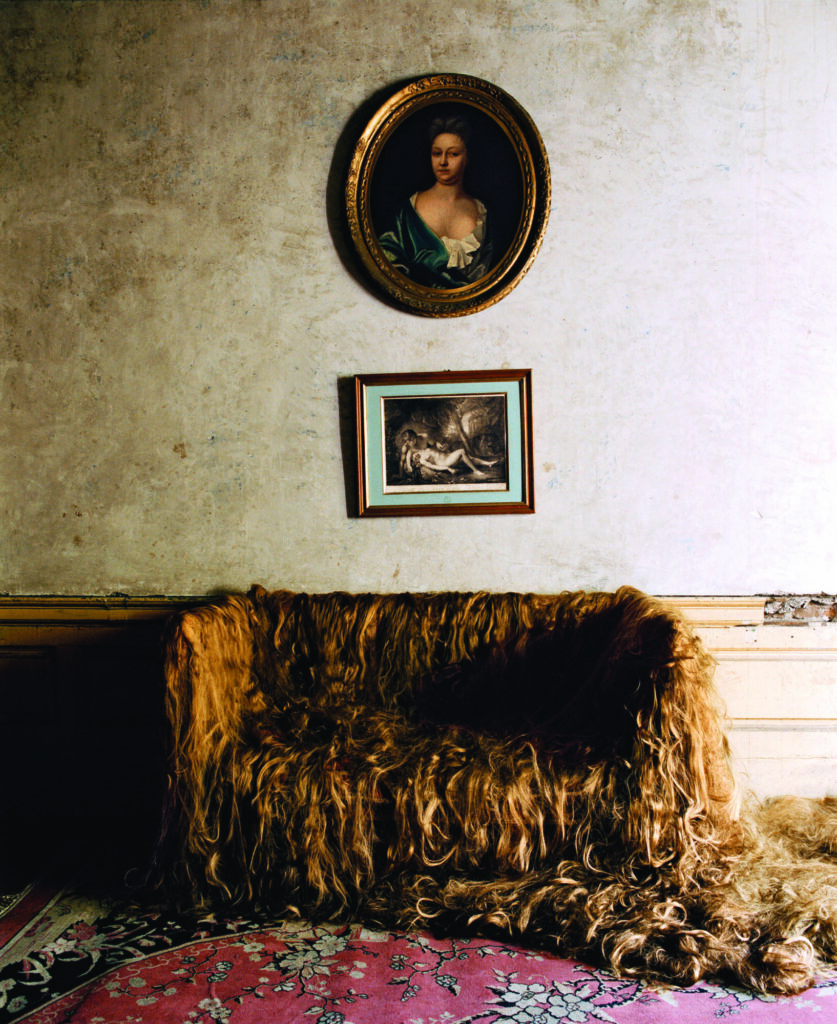 Delphine Balley, Le Sofa, photographie, 2007. Collection Frac Occitanie Montpellier. ADAGP, Paris 2025