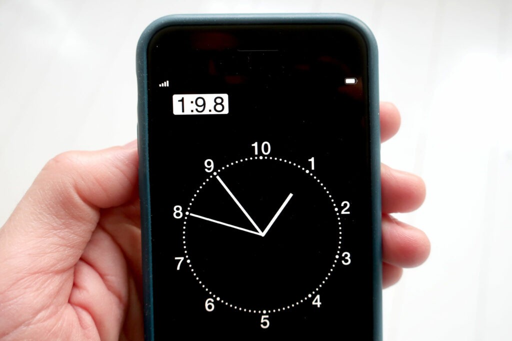 Claude Closky, 12 heures = 10 heures, 1992-1998, site internet, consultation sur téléphone mobile - Collection Frac Occitanie Montpellier