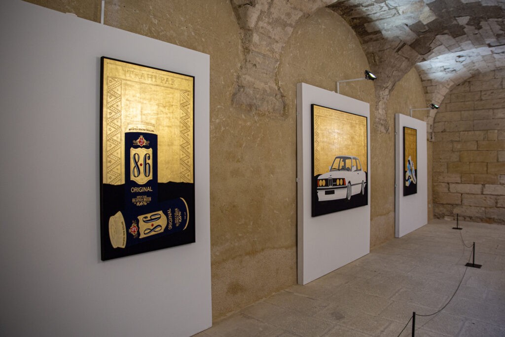 La BM du Seigneur, 2021, peinture (ensemble de trois panneaux de bois gravés, peints et dorés à la feuille de cuivre), 2 x (80 x 140 x 1,8 cm) et 160 x 140 x 1,8 cm, Collection Frac Occitanie Montpellier. Photo Pablo Garcia