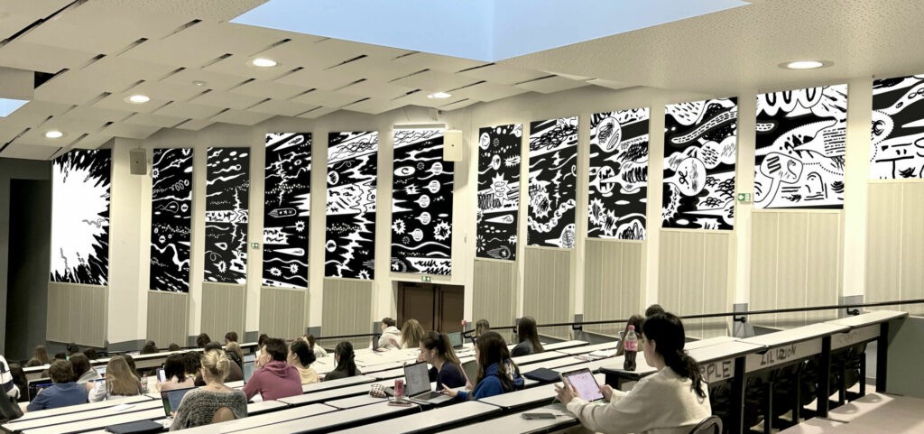 Jimmy Richer, Mur du langage, 2025, impression numérique sur textile acoustique, 24 panneaux, commande publique de l'Université Paul-Valéry, Montpellier (amphithéâtre 1) - Photo d'implantation