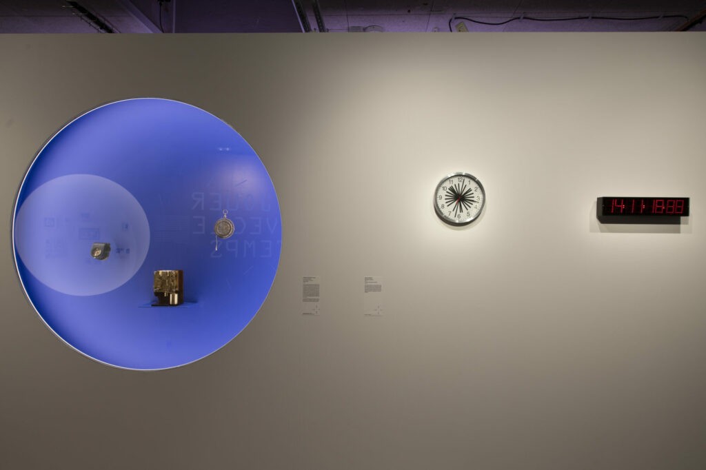 Vue de l’œuvre de Véronique Joumard dans l’exposition La Fabrique du temps au musée de La Poste, Paris, 2025-26 - Collection Frac Occitanie Montpellier. Photo Pierre Schwartz. © Adagp, Paris, 2025