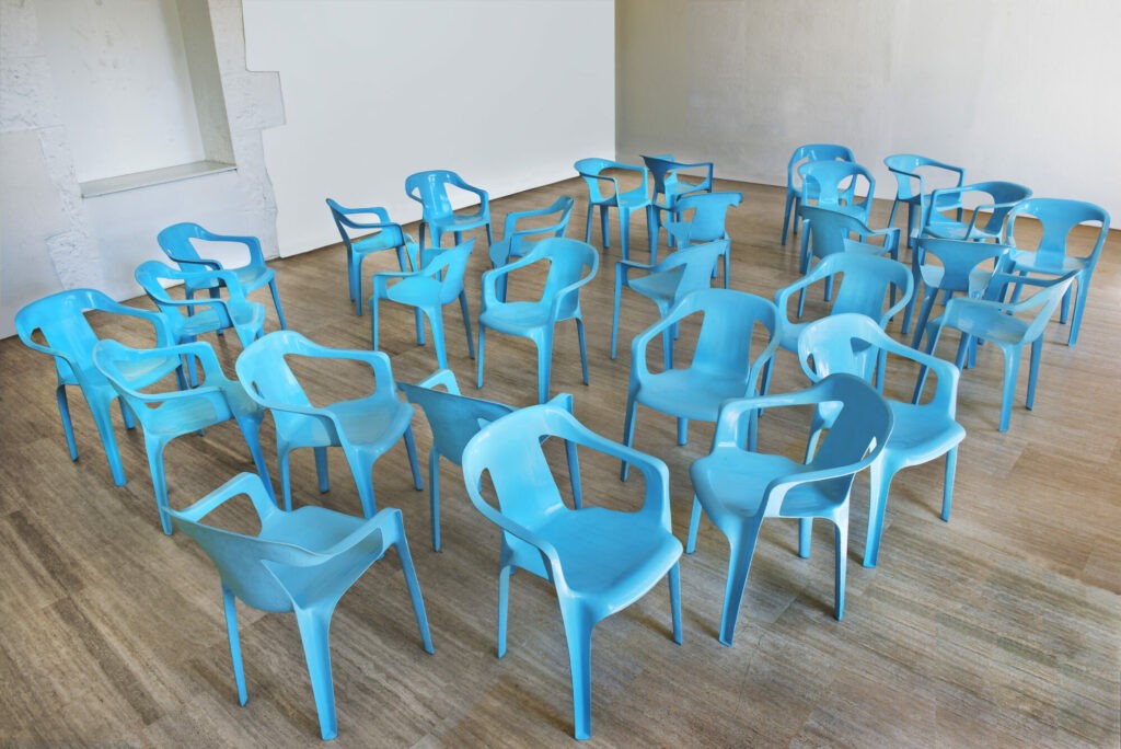 Étienne Bossut, Encore, 1998, sculpture (29 fauteuils), moulages en polyester, dimensions variables - Collection Frac Occitanie Montpellier - Photo Pierre Schwartz. © Adagp, Paris 2025