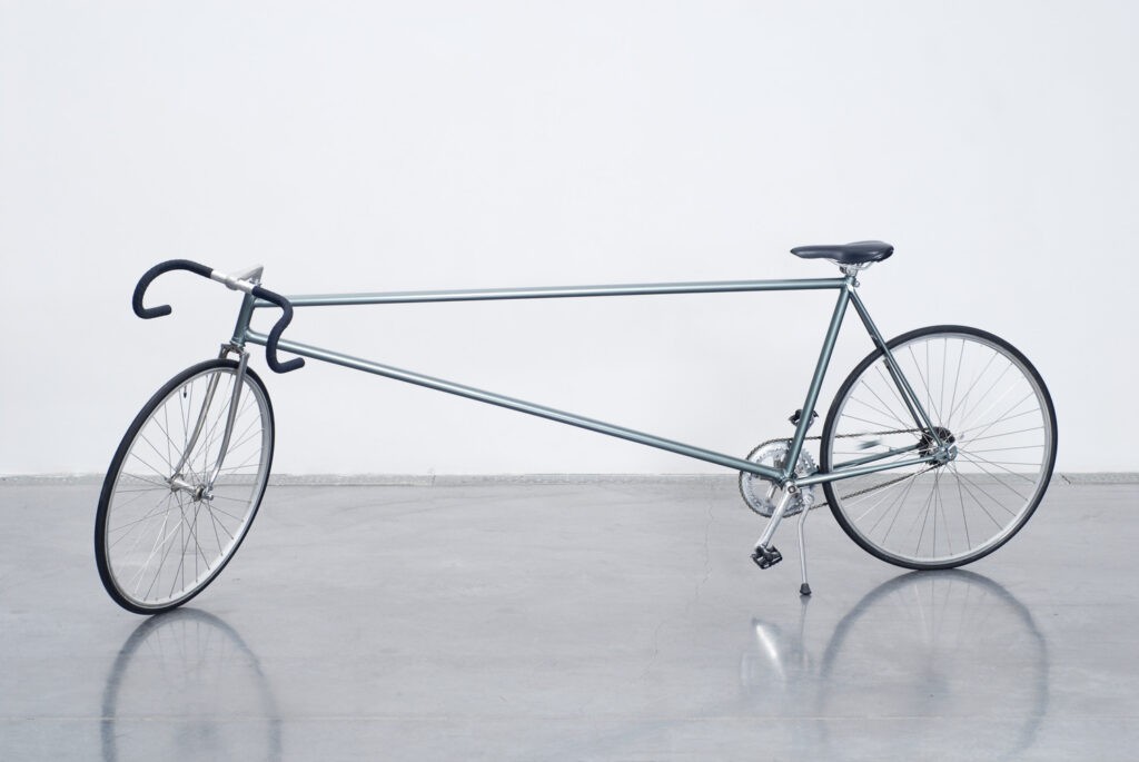 Charles Lopez, Bicyclette, 2003, métal, tissus, plastique, caoutchouc, 90 x 265 x 43 cm - Collection Frac Occitanie Montpellier. Photo Christian Perez