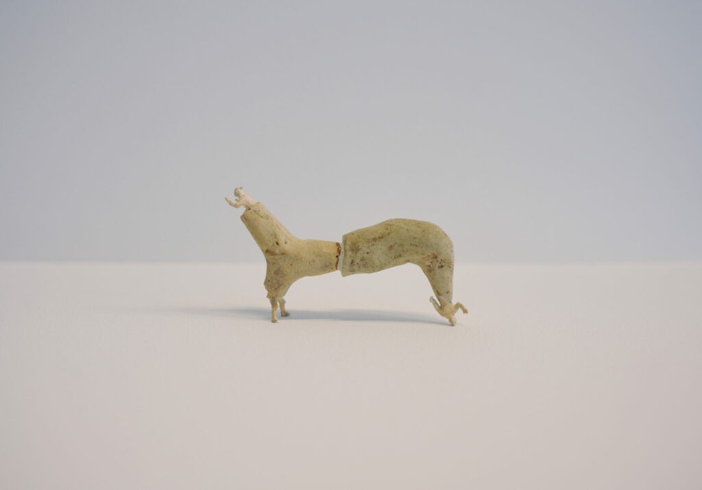 Abraham Poincheval, Horizon moins vingt, 2008, sculpture (terre cuite, résine), 5 x 8 x 2 cm - Collection Frac Occitanie Montpellier. © Adagp, Paris 2026
