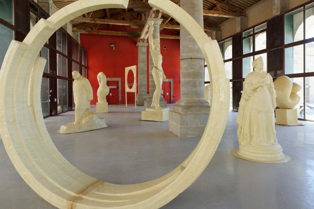 POP-UP Collections, vue de l’exposition à la Halle aux grains, Carcassonne, 2026 - Simone Decker, œuvre du Frac Occitanie Montpellier. Photo Christian Perez. © Adagp, Paris 2026