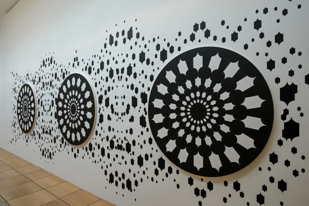 Philippe Decrauzat, Fear the eye Become the Tone, 2008, acrylique sur toile, vinyle, dimensions variables - Collection Frac Occitanie Montpellier. © Adagp, Paris 2026