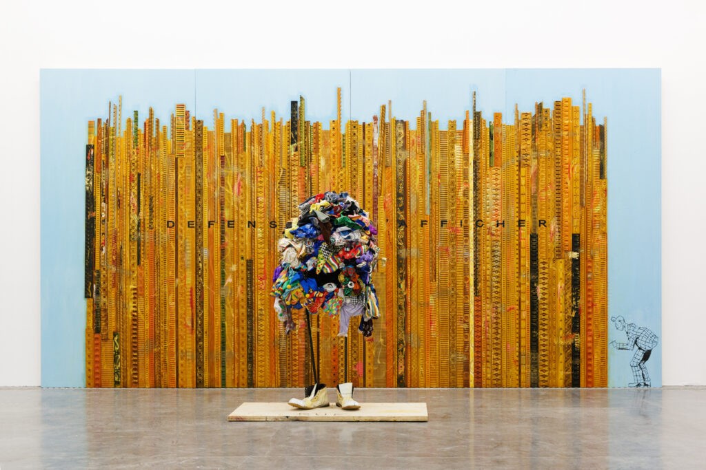 Mathis Collins, Le Chant public, 2023-2025, installation (bois, acrylique, orgue de barbarie digitale, automate, protocole d'activation participatif), dimensions variables - Collection Frac Occitanie Montpellier. Photo Christian Perez